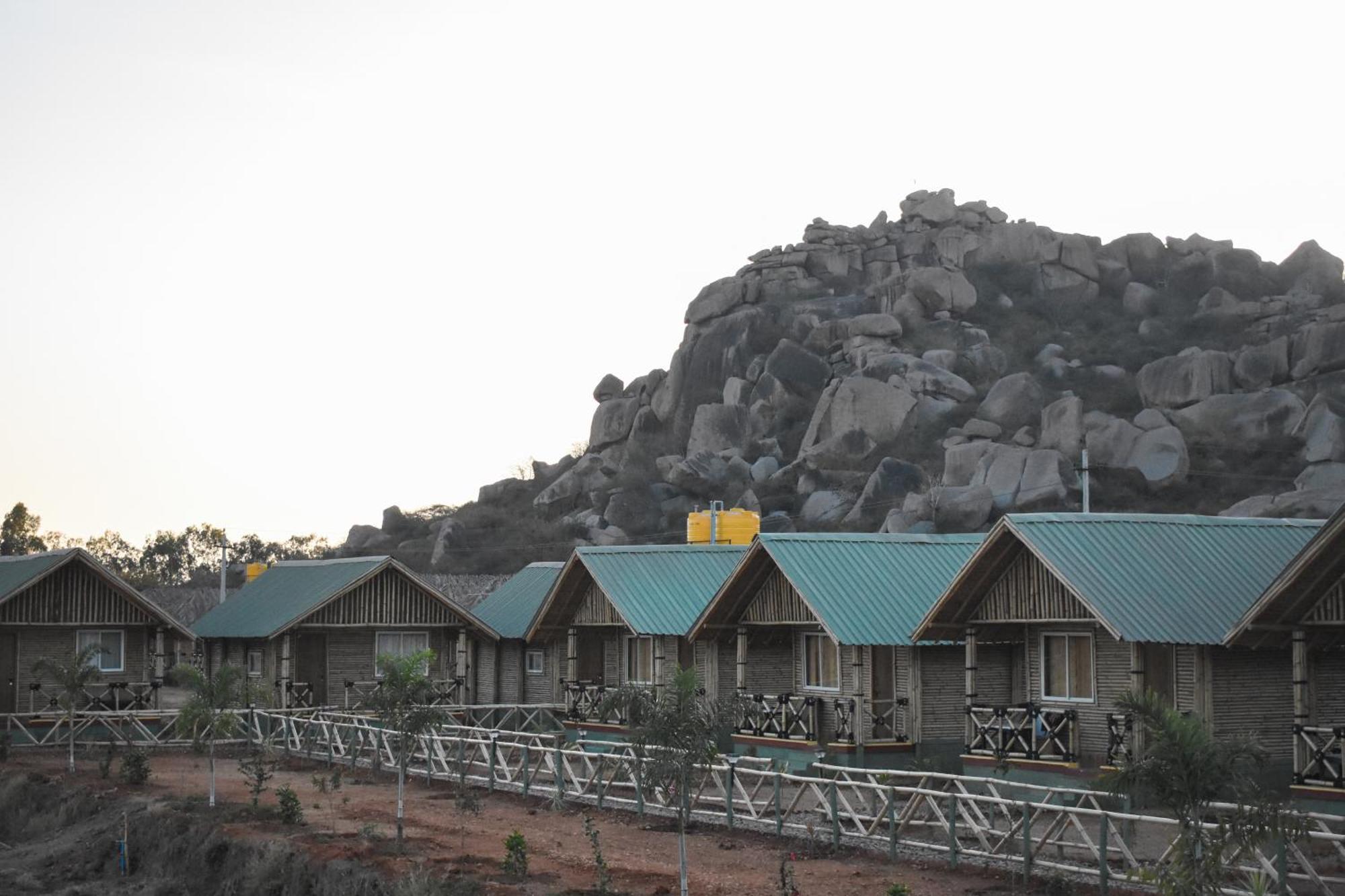 Mowgli'S Cafe Hampi & Guest House Esterno foto
