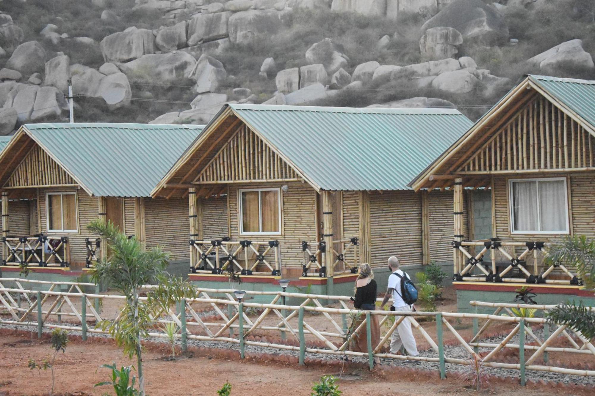 Mowgli'S Cafe Hampi & Guest House Esterno foto