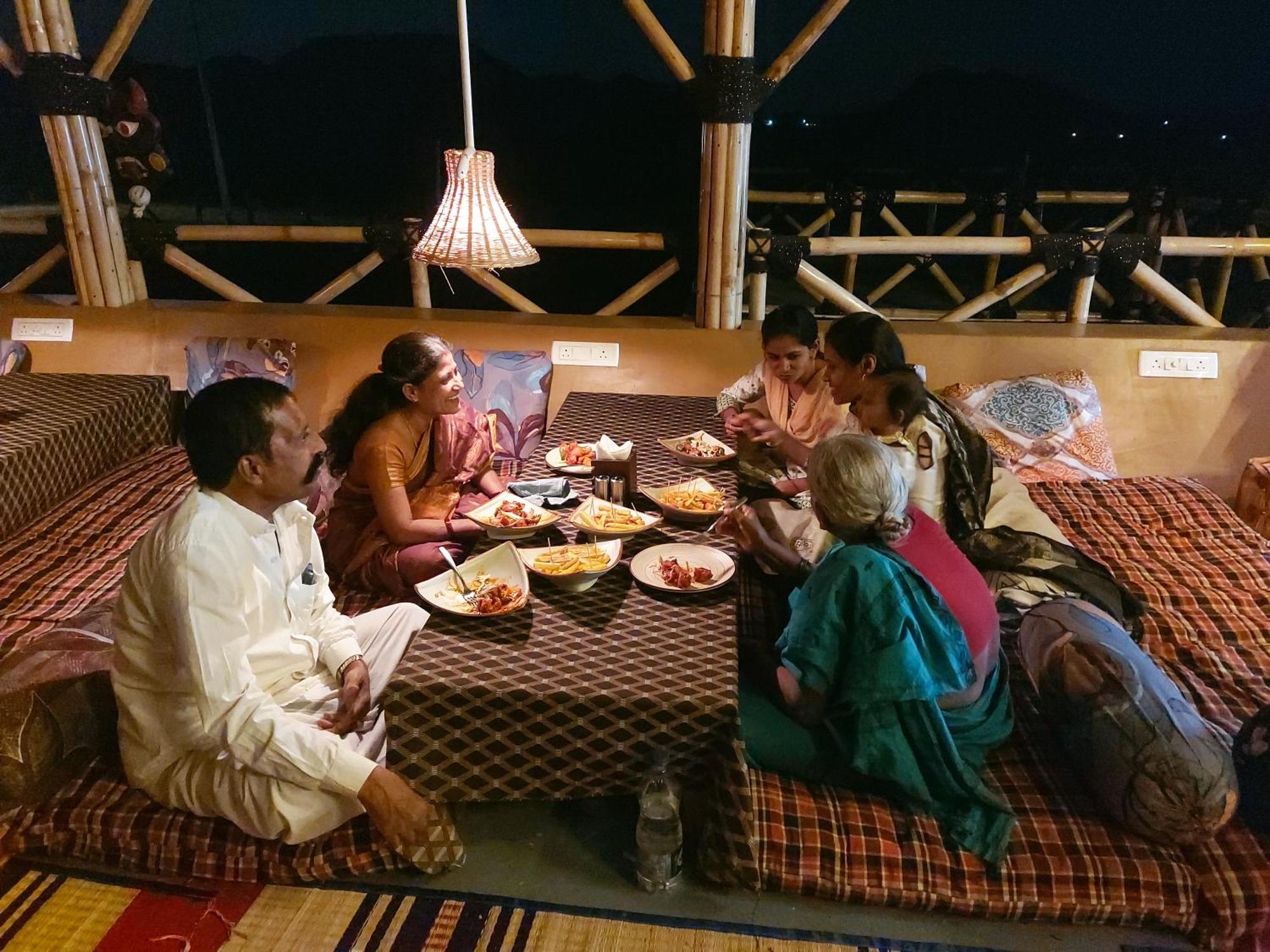 Mowgli'S Cafe Hampi & Guest House Esterno foto