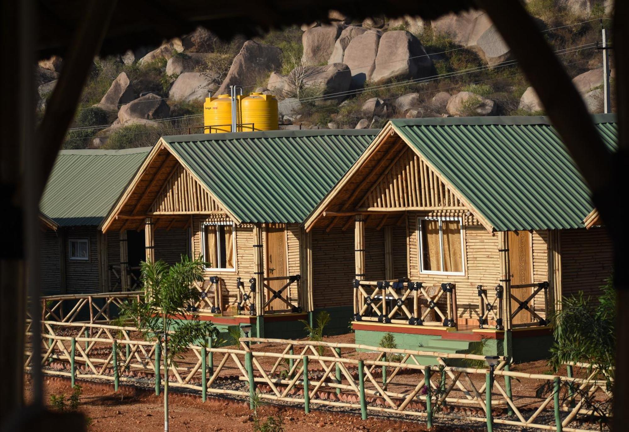 Mowgli'S Cafe Hampi & Guest House Esterno foto