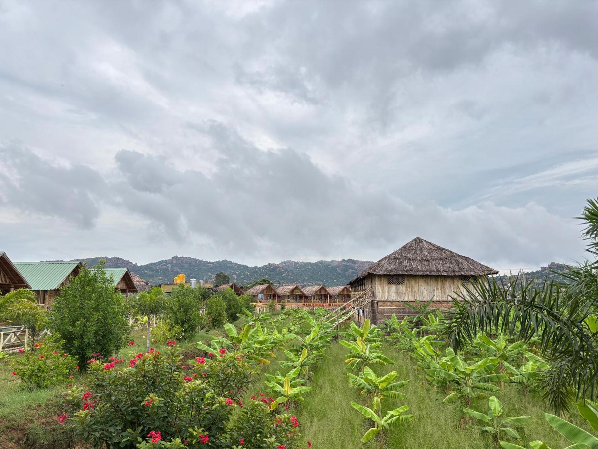 Mowgli'S Cafe Hampi & Guest House Esterno foto