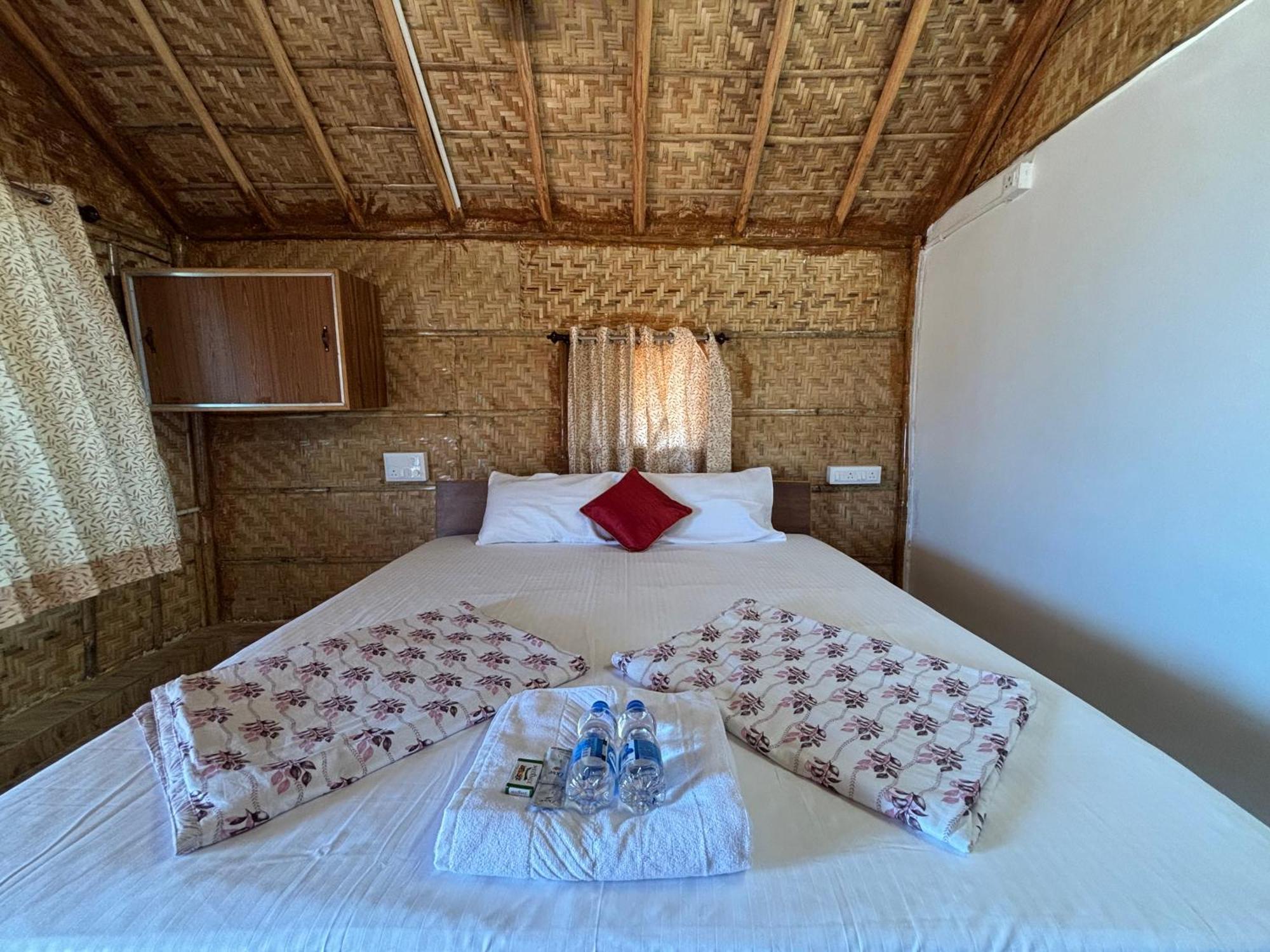 Mowgli'S Cafe Hampi & Guest House Esterno foto
