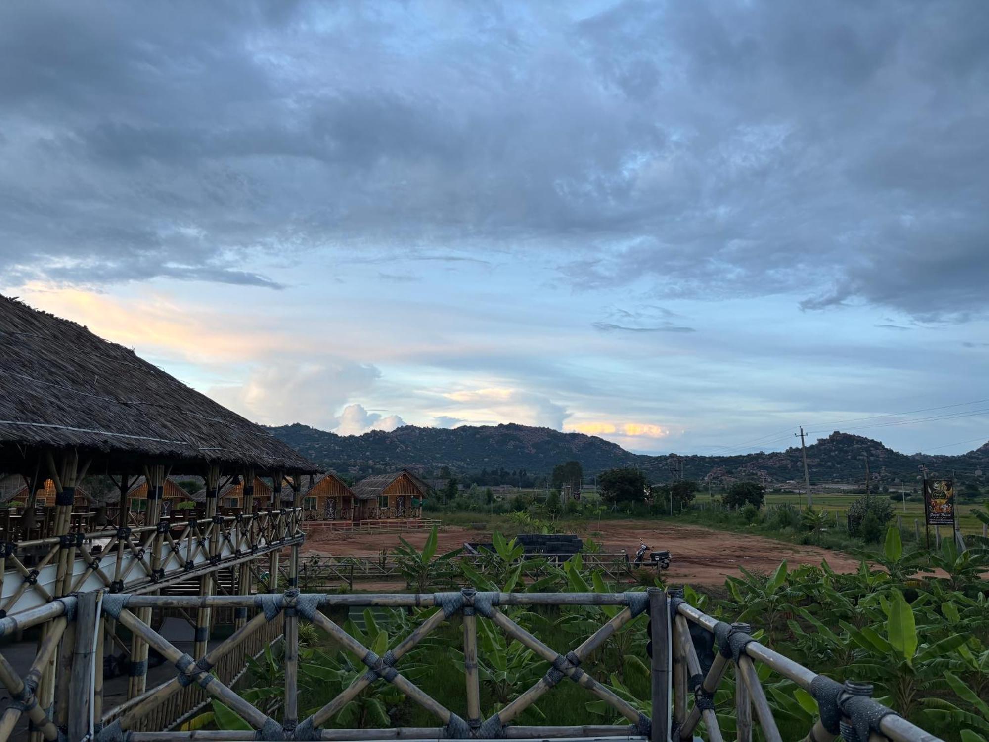 Mowgli'S Cafe Hampi & Guest House Esterno foto